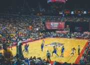 开云APP-赛道上的冰与火，梅赛德斯鏖战哈斯，维斯塔潘的孤独统治