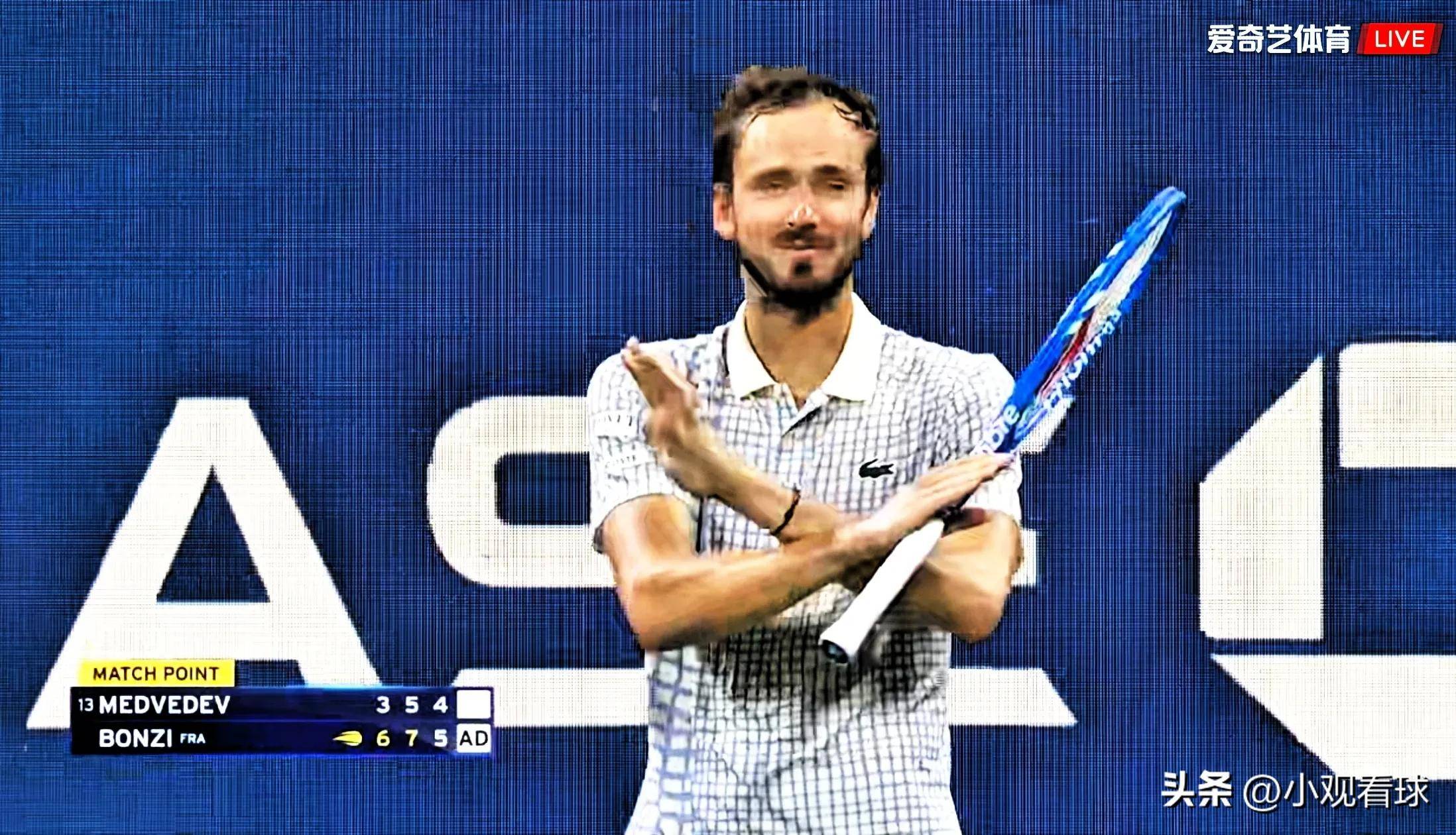 包含英国网球队完胜澳大利亚网球队，梅德韦杰夫绝境逆转的词条