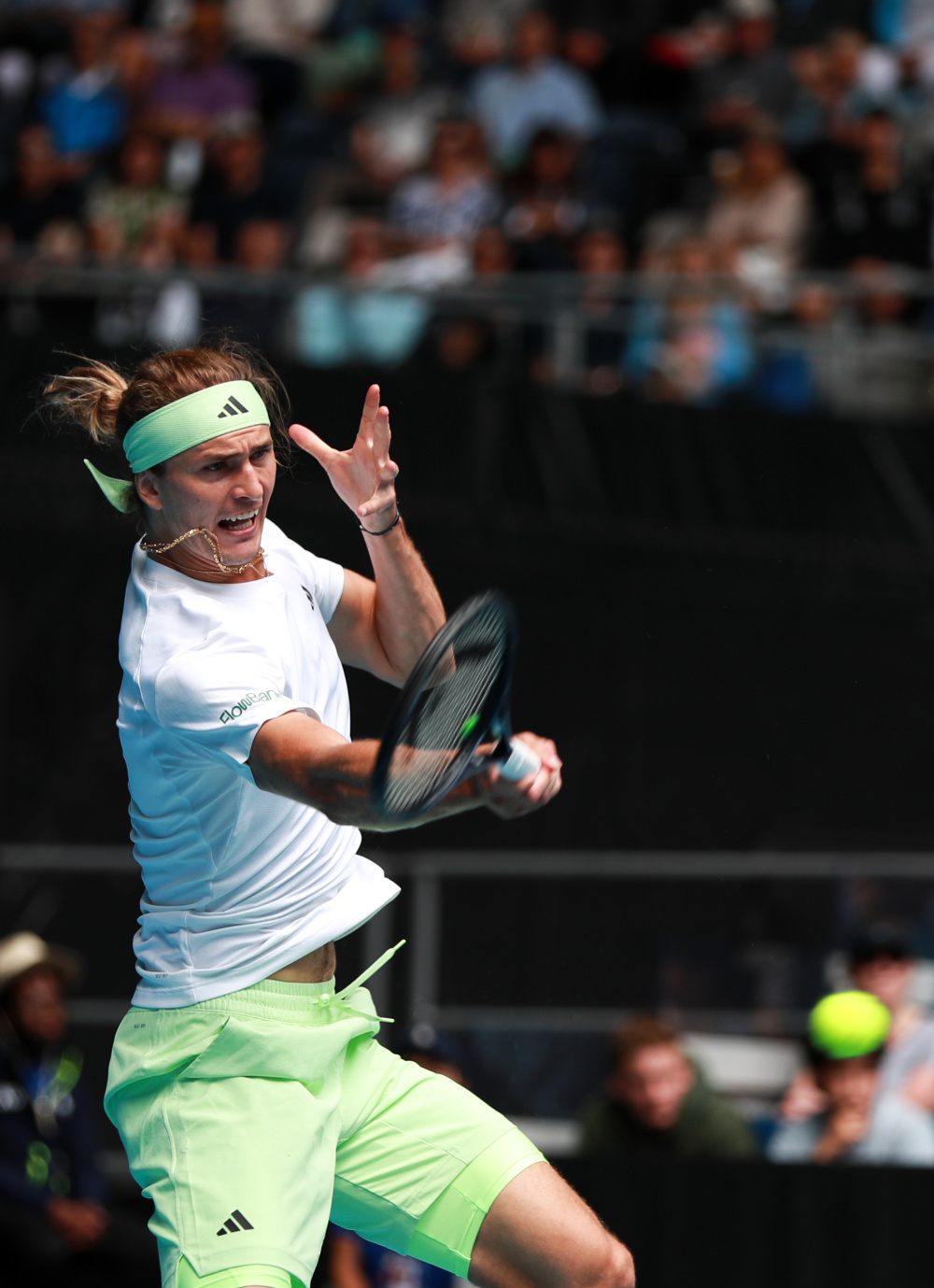 欧洲网球队逆转西班牙网球队，兹维列夫高光表现的简单介绍