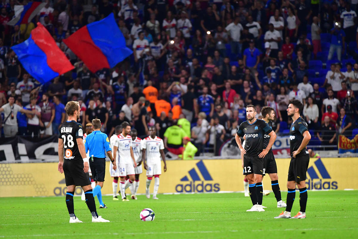 包含里昂球员防守坚定，难以被对手突破的词条