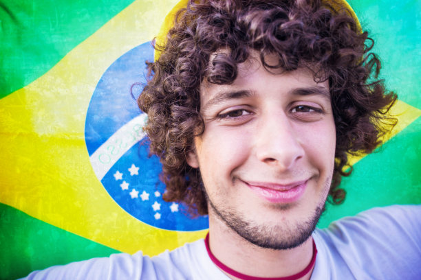 巴西球员表现出色，引爆球迷狂热热情的简单介绍