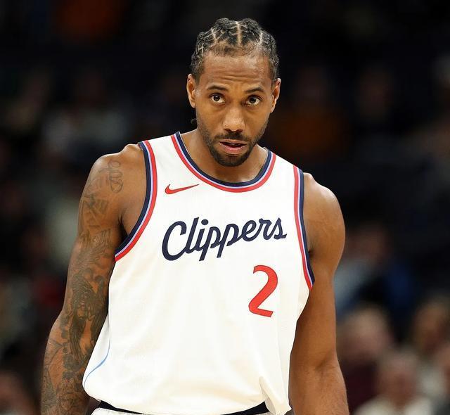 包含伦纳德表现出色，带领球队取胜晋级的词条