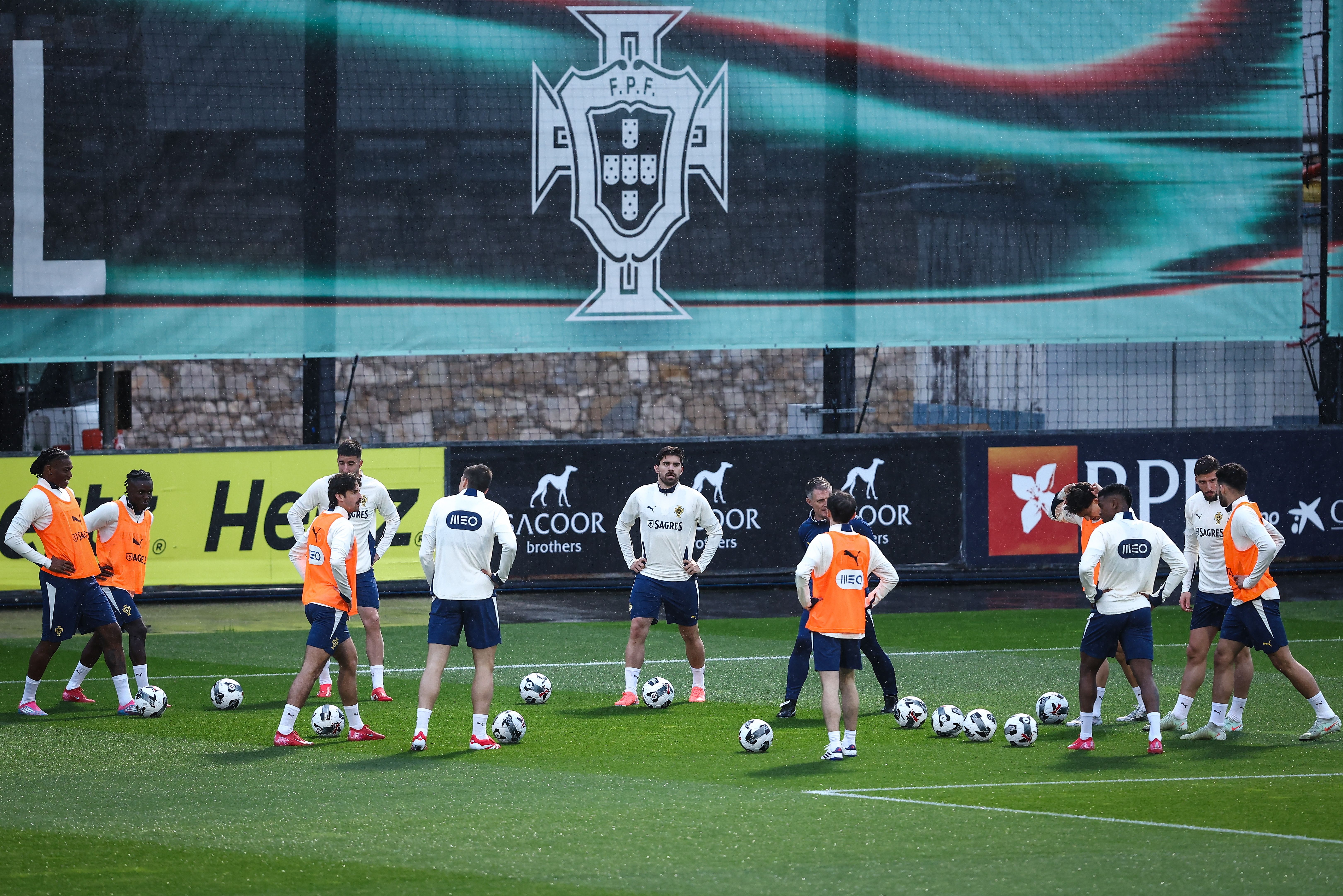 包含欧国联小组赛比分揭晓，惊险一幕连连上演的词条