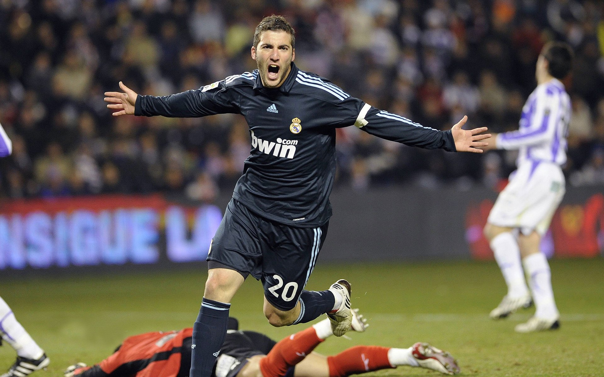 绿白军团对决桑巴舞步,奥斯梅恩存在感拉满的战术启示